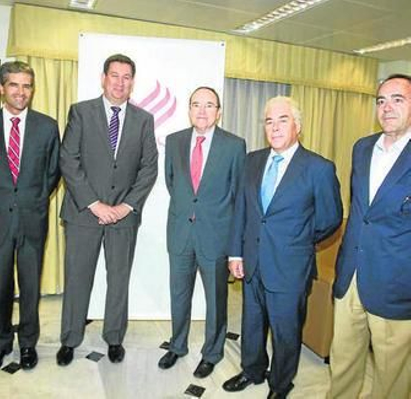 El presidente de Cajasur posa con directivos de Feansal.