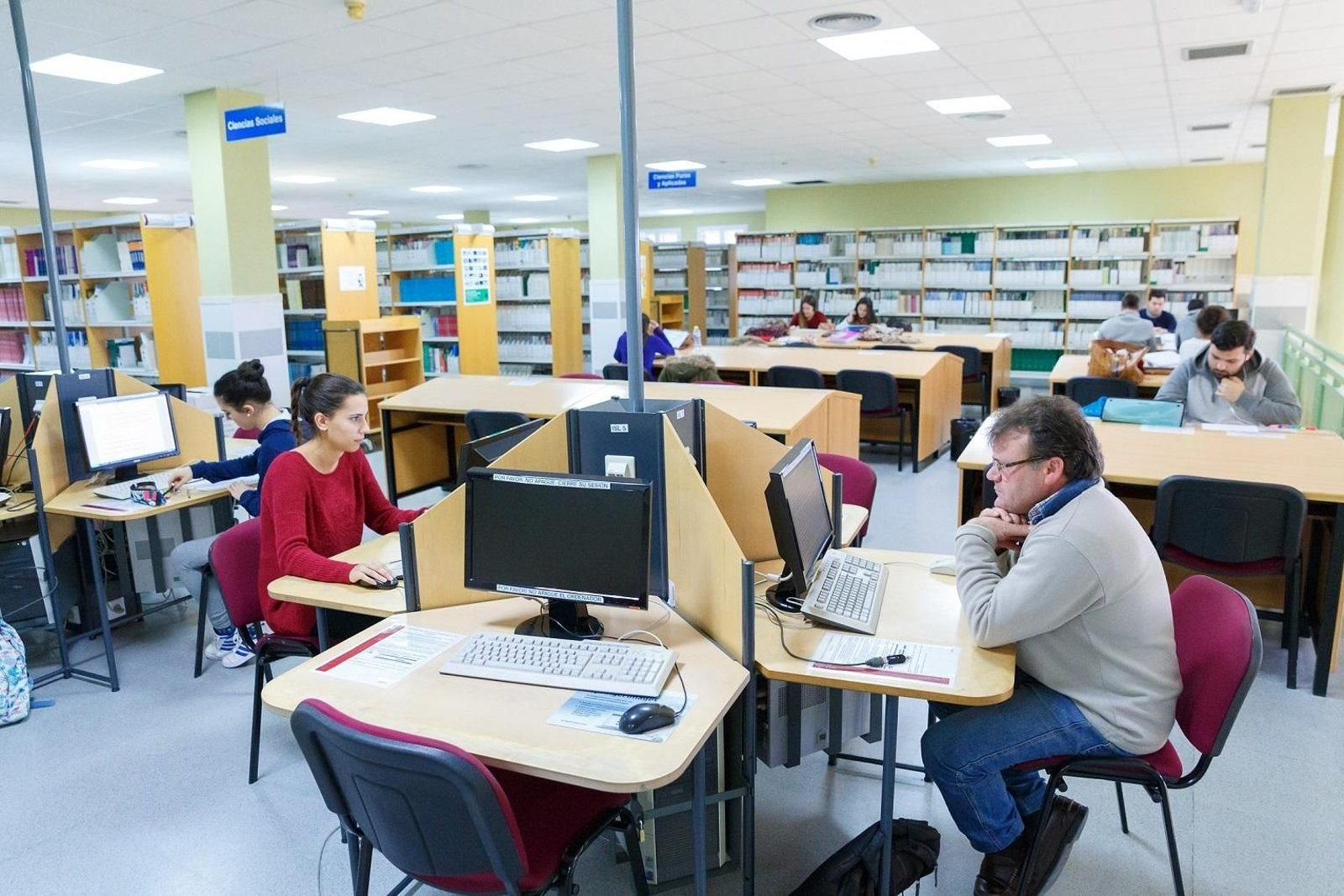 Una de las salas de la Biblioteca Central del Campus del Carmen.