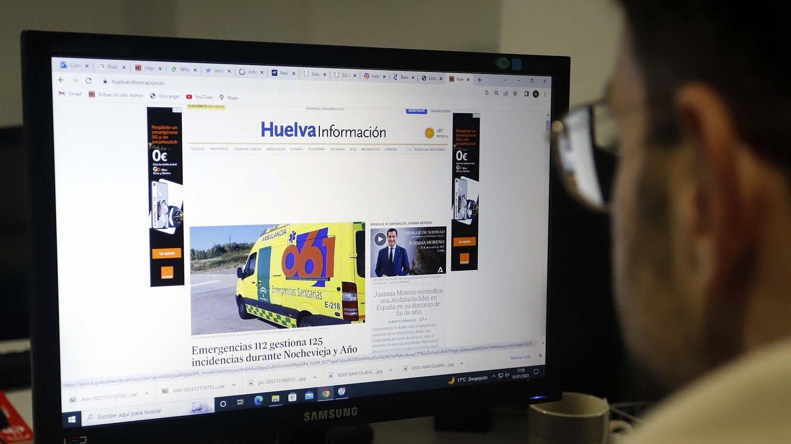 Un redactor de 'Huelva Información' ante la portada de la edición digital.