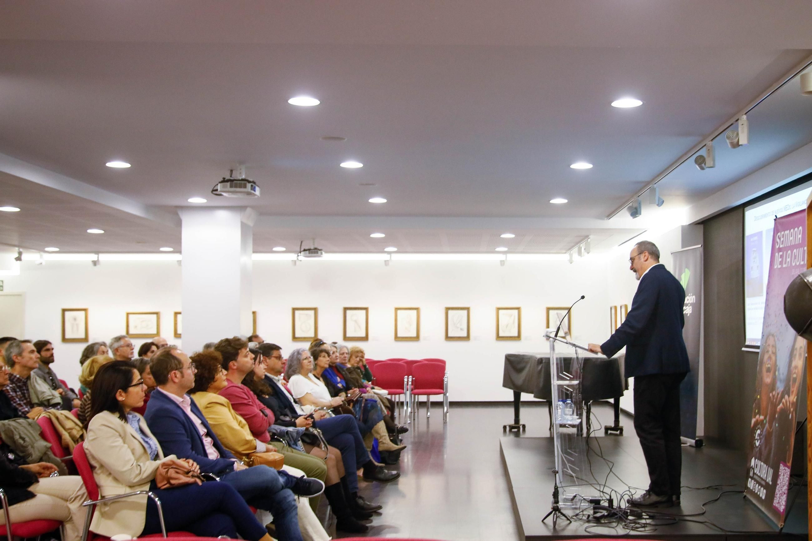 Semana de la Cultura UAL en Fundación Unicaja de Almería con Juan Luis Cano experto en defensa planetaria, en imágenes