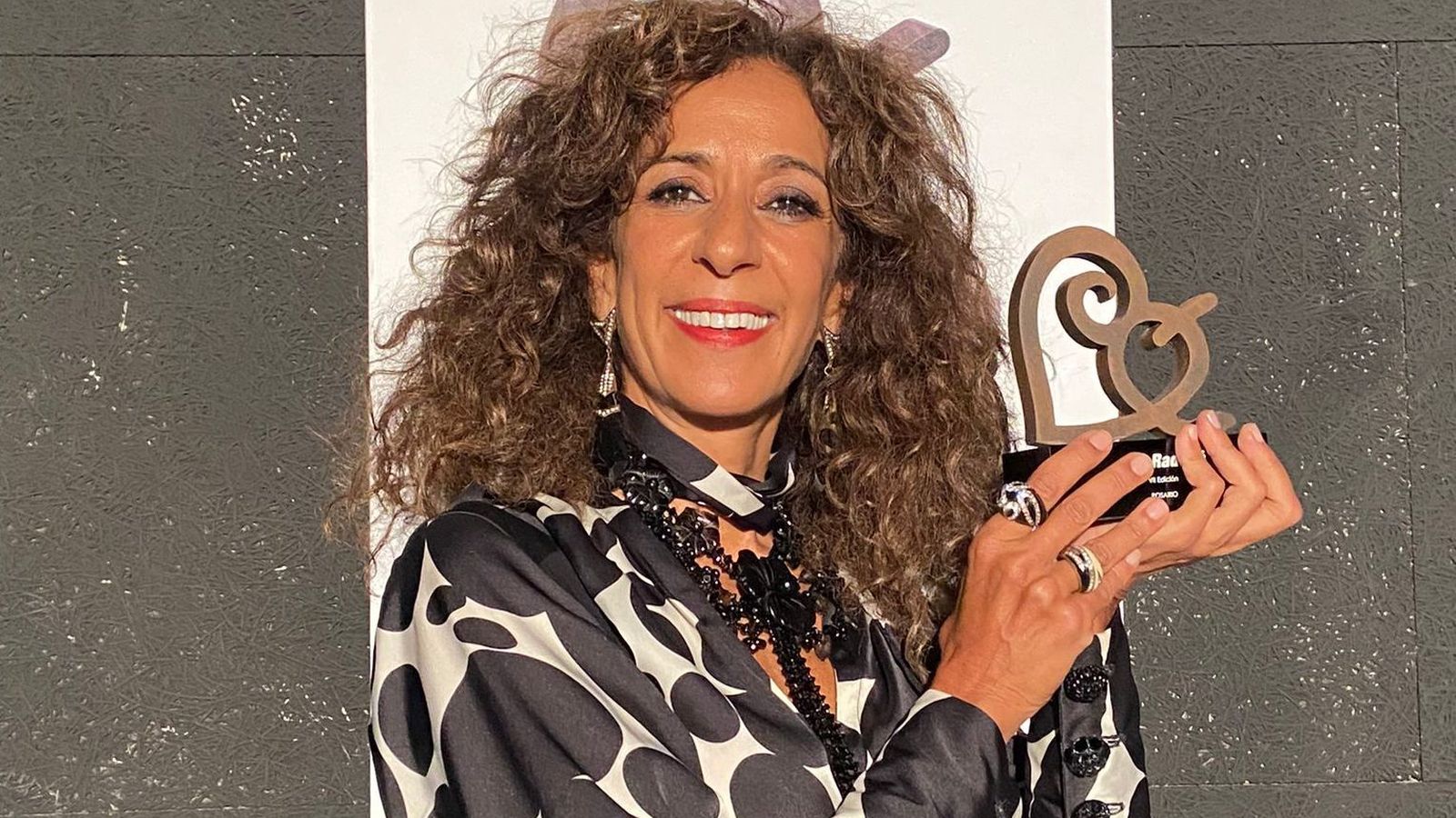 Rosario Flores con su galardón