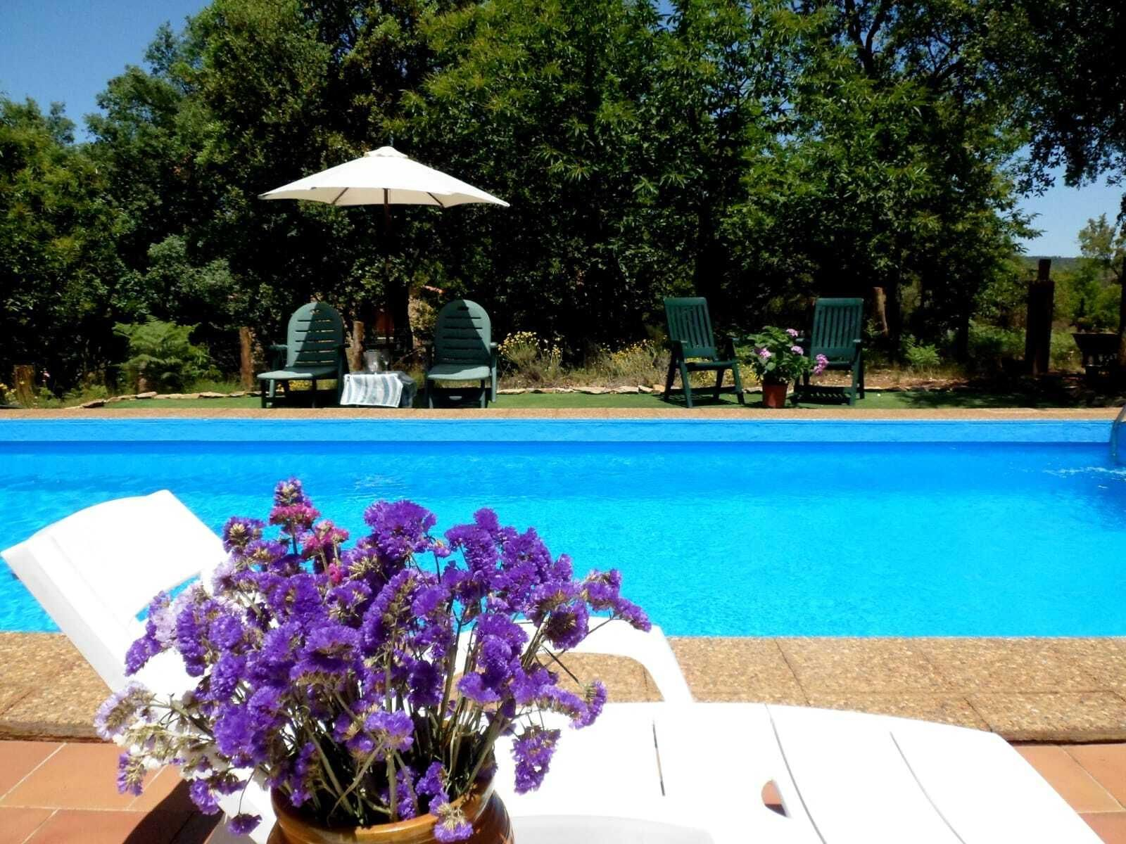 Una encantadora casa rural con jacuzzi privado y piscina en el corazón de la Sierra de Huelva