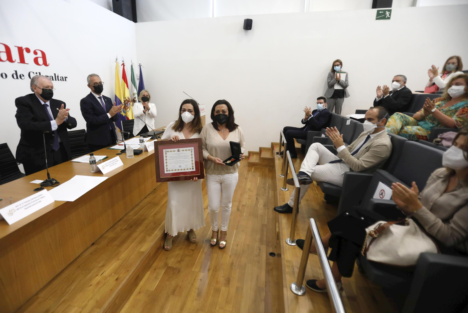 Las hijas de Gonzalo Cabrera, con su galardón.