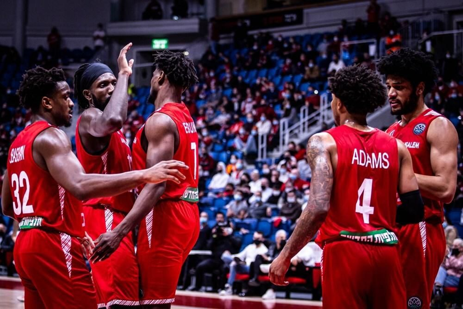 Los jugadores del Hapoel Jerusalem en el primer partido del play in.