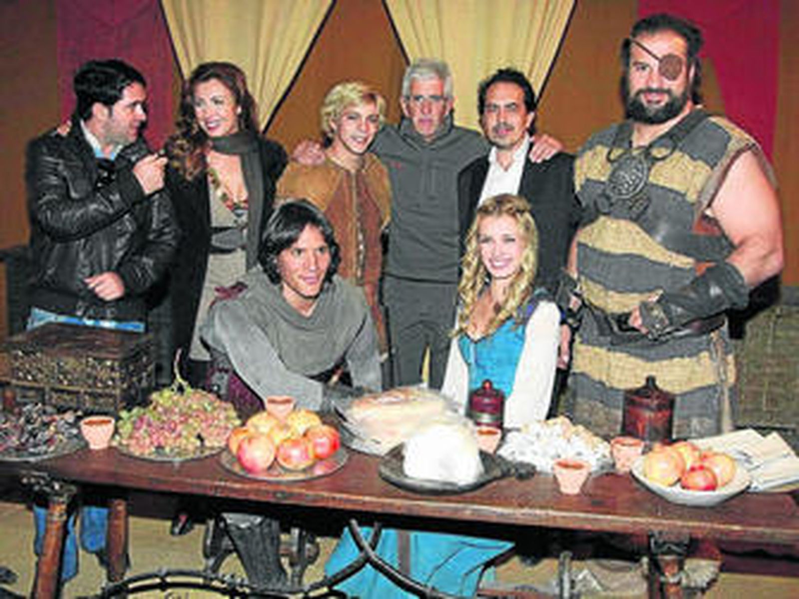 1. Segio Peris Mencheta y Natasha Yarovenko, en una escena de la película. 2. Los exteriores del largometraje se rodaron en parajes que recordaban a la época del héroe, como el castillo de Baños de la Encina, en Jaén. 3. El equipo del filme presentó el proyecto en los estudios de la Ciudad de la Luz, en Alicante, donde se grabó gran parte de la acción. 4. El lanzador de peso y plusmarquista nacional Manuel Martínez interpreta a Goliat, el amigo del Capitán Trueno.