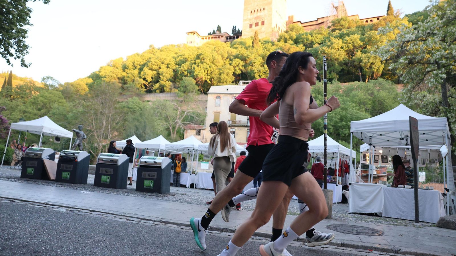 Espectacular paso de los atletas bajo la Alhambra