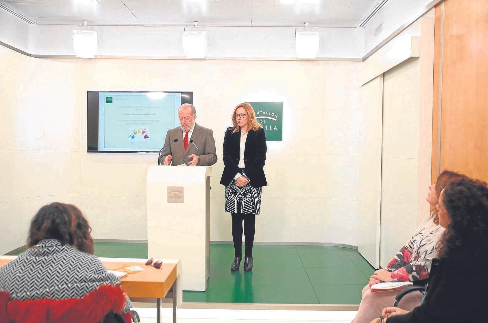 El presidente de la Diputación de Sevilla, Fernando Rodríguez Villalobos, y la diputada de Cohesión Social, ayer ante los medios de comunicación.