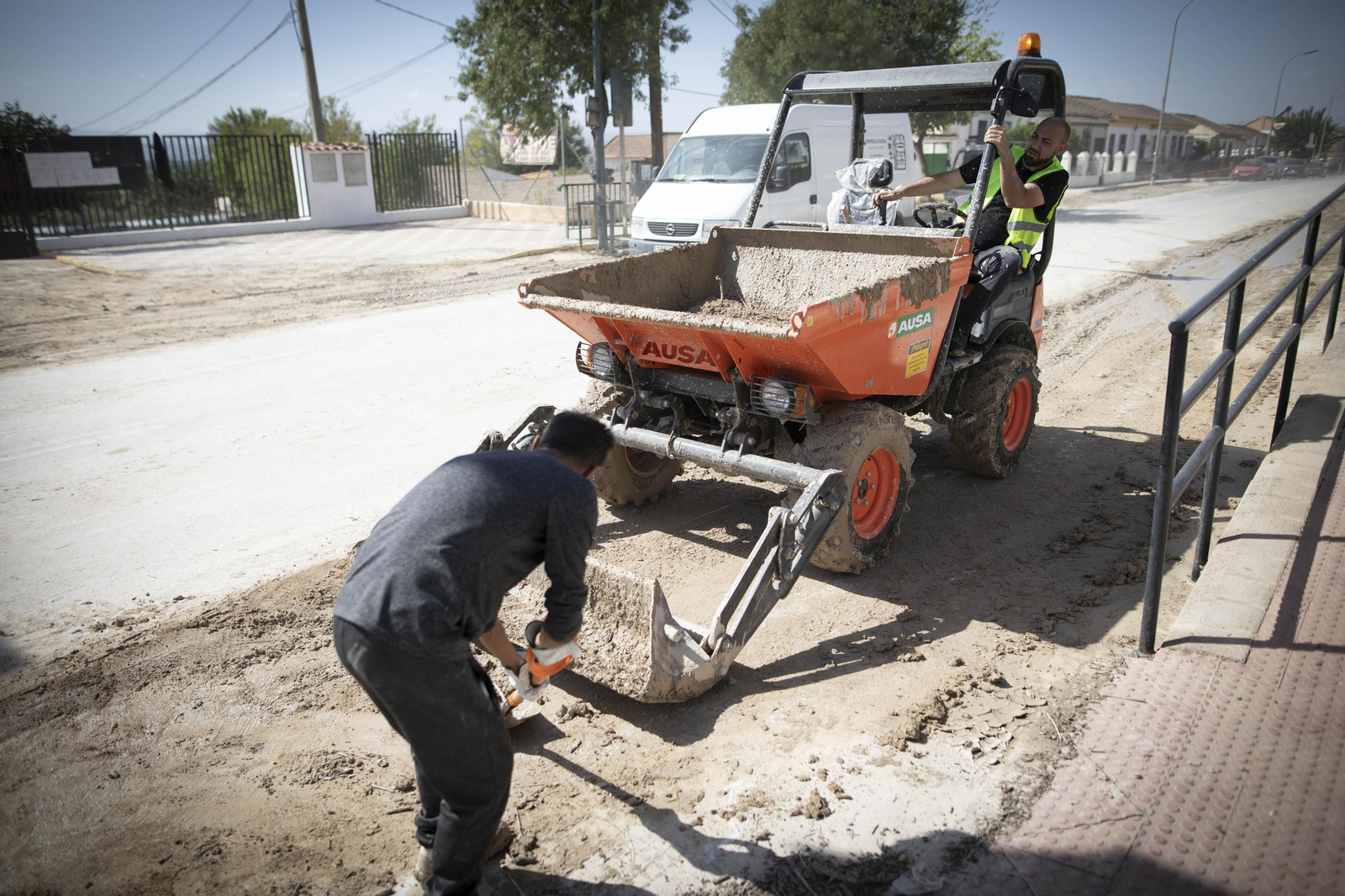 Así trabajan los vecinos de Casanueva y Zujaira para retirar los daños de la tromba de agua