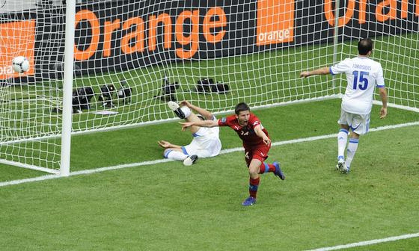 La República Checa vence a Grecia con dos goles en los primeros cinco minutos de partido.

Foto: EFE