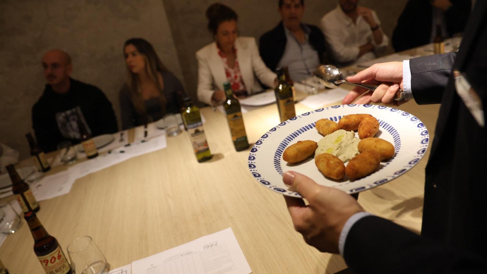 El jurado espera una de las croquetas participantes. El jurado espera una de las croquetas participantes.