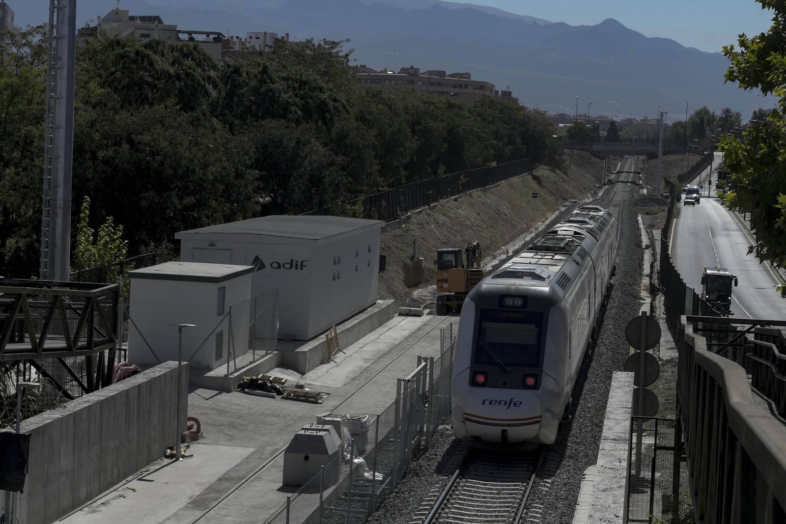 Un tren convencional, en el Cerrillo de Maracena