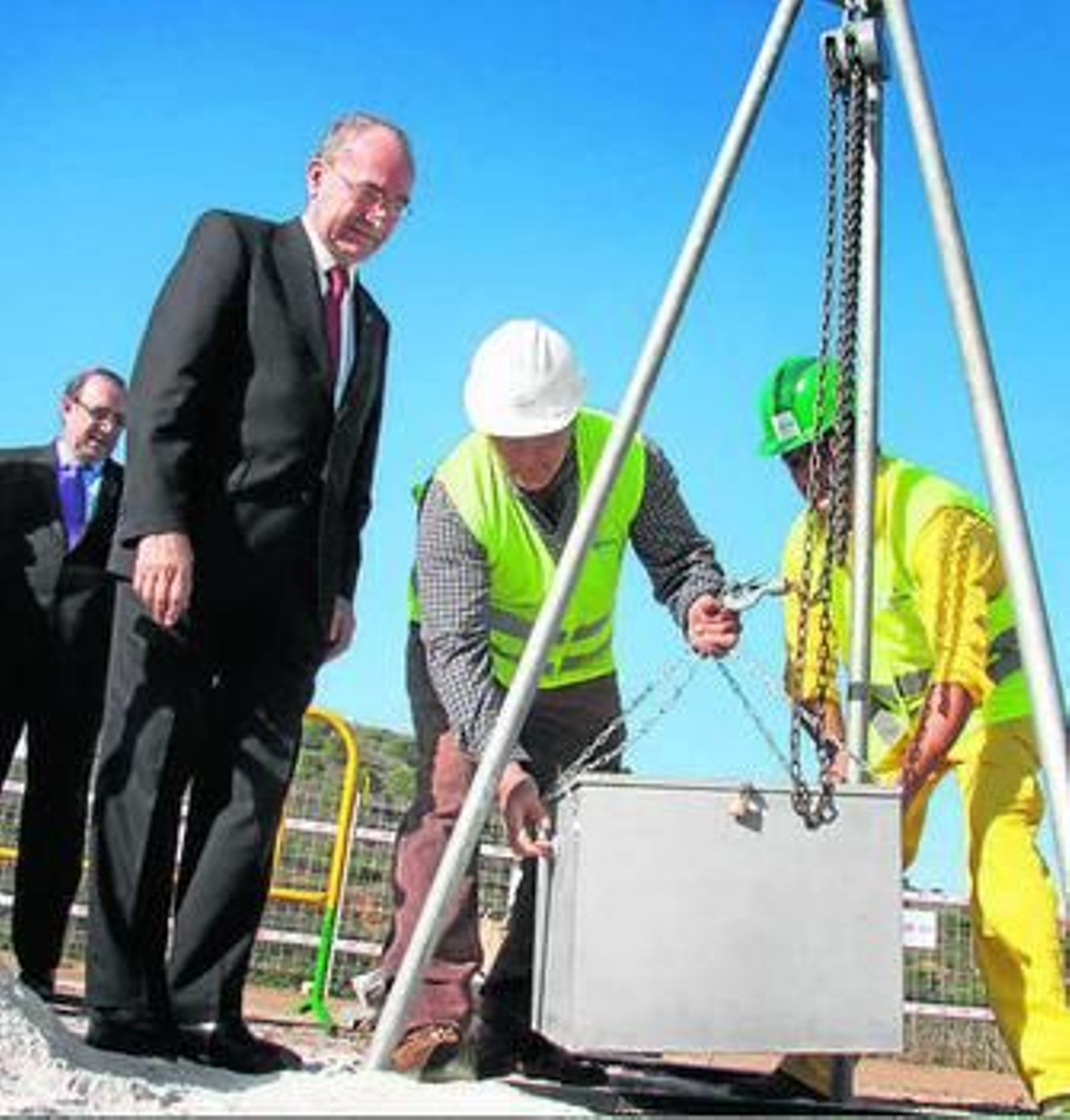 El alcalde coloca la primera piedra de la nueva sede de Limasa.