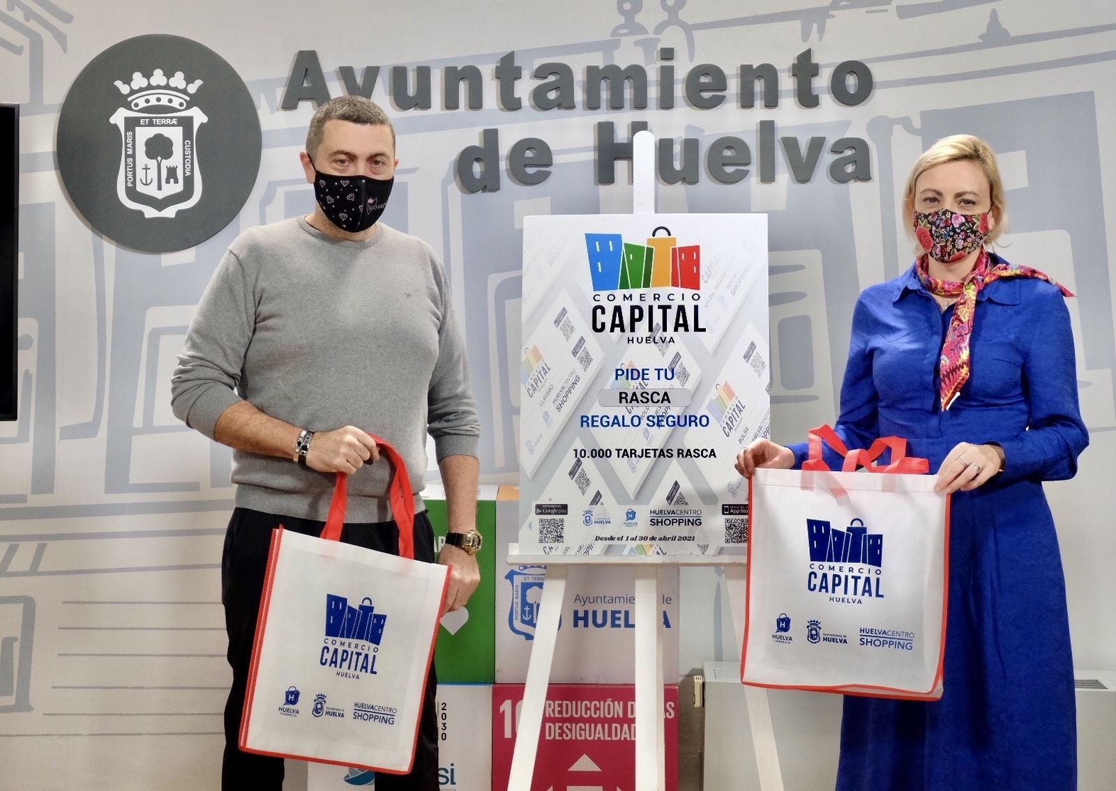 Tania González junto a Carlos Calvo en la presentación de la tarjeta promocional de primavera.