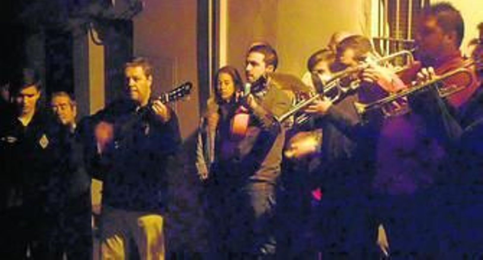 Distintos momentos de la intervención de los campanilleros aracenenses en el Rosario de la Aurora.