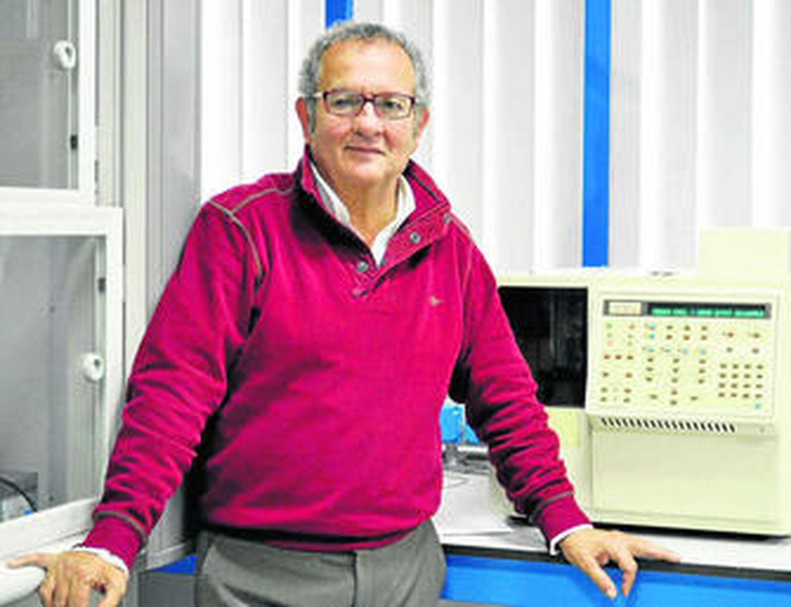 León Cohen Mesoneros, en las instalaciones de su departamento.