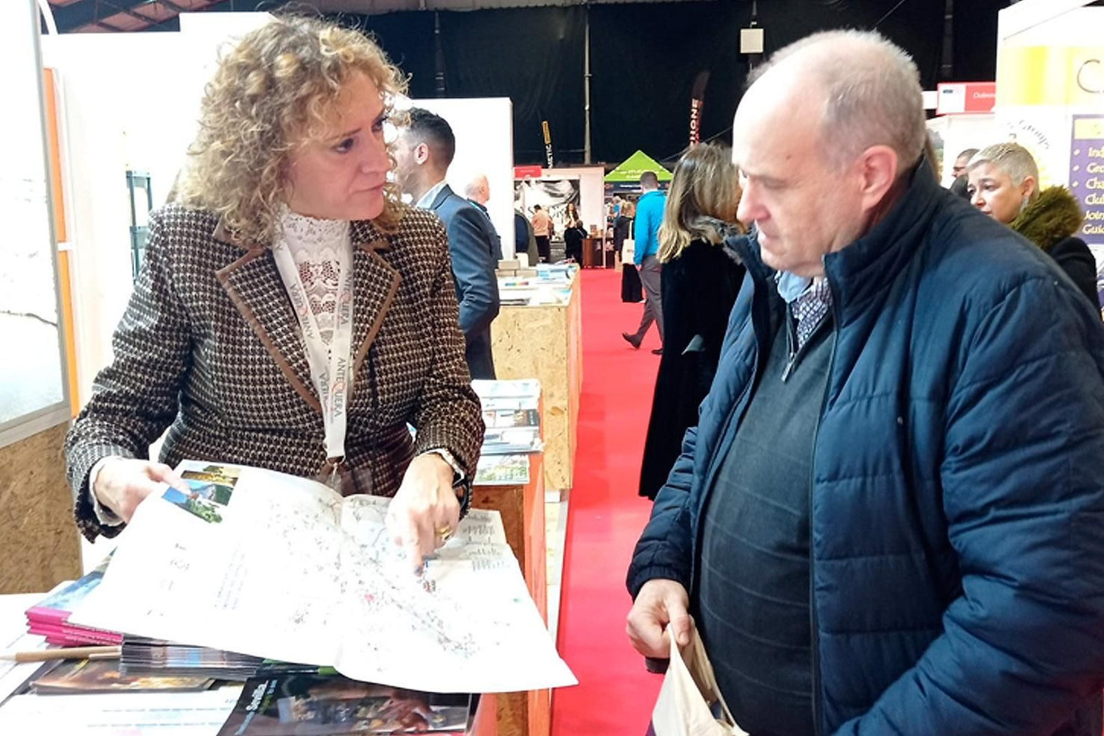 Técnico de Antequera mostrando información a un visitante.