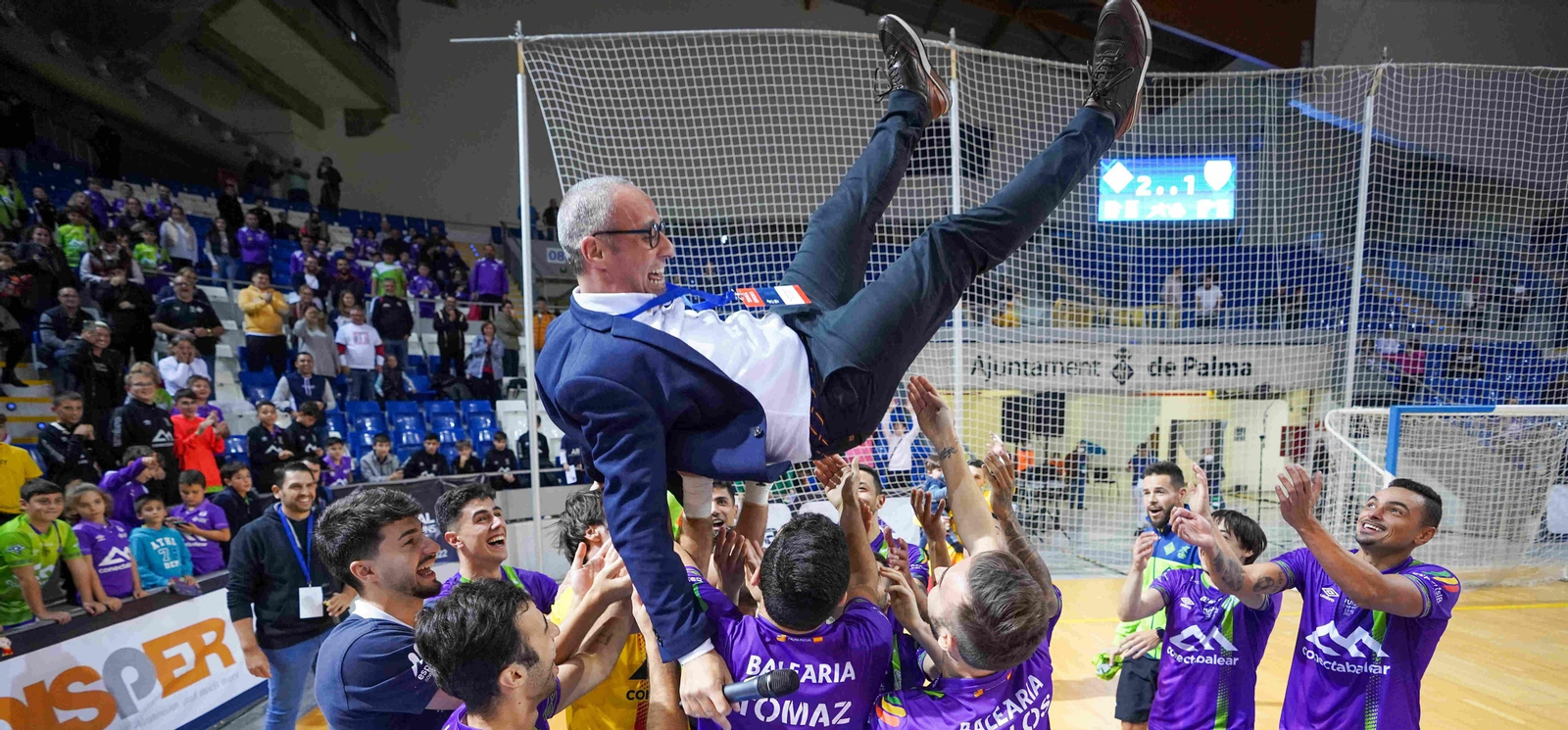 El técnico jerezano, manteado por sus jugadores tras clasificar al equipo para la Final Four de la Copa de Europa.