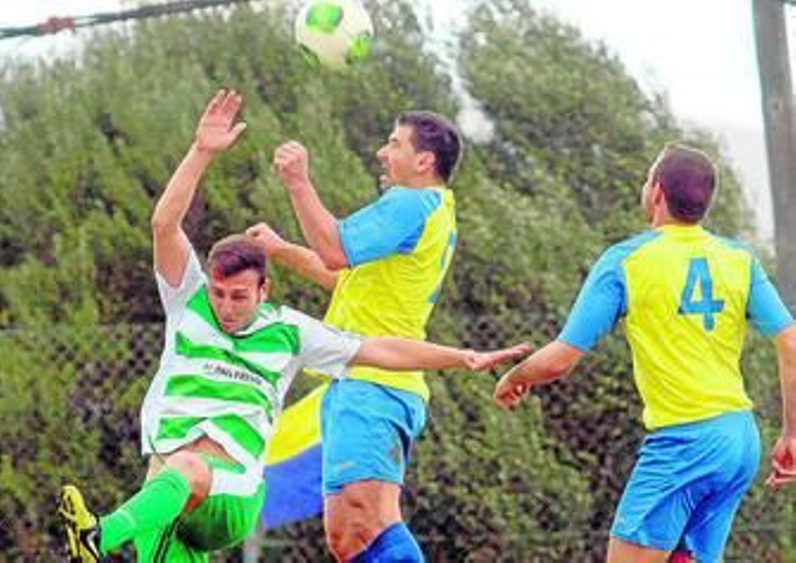 El debutante Juanan salta con un contrario, ayer en la Era.