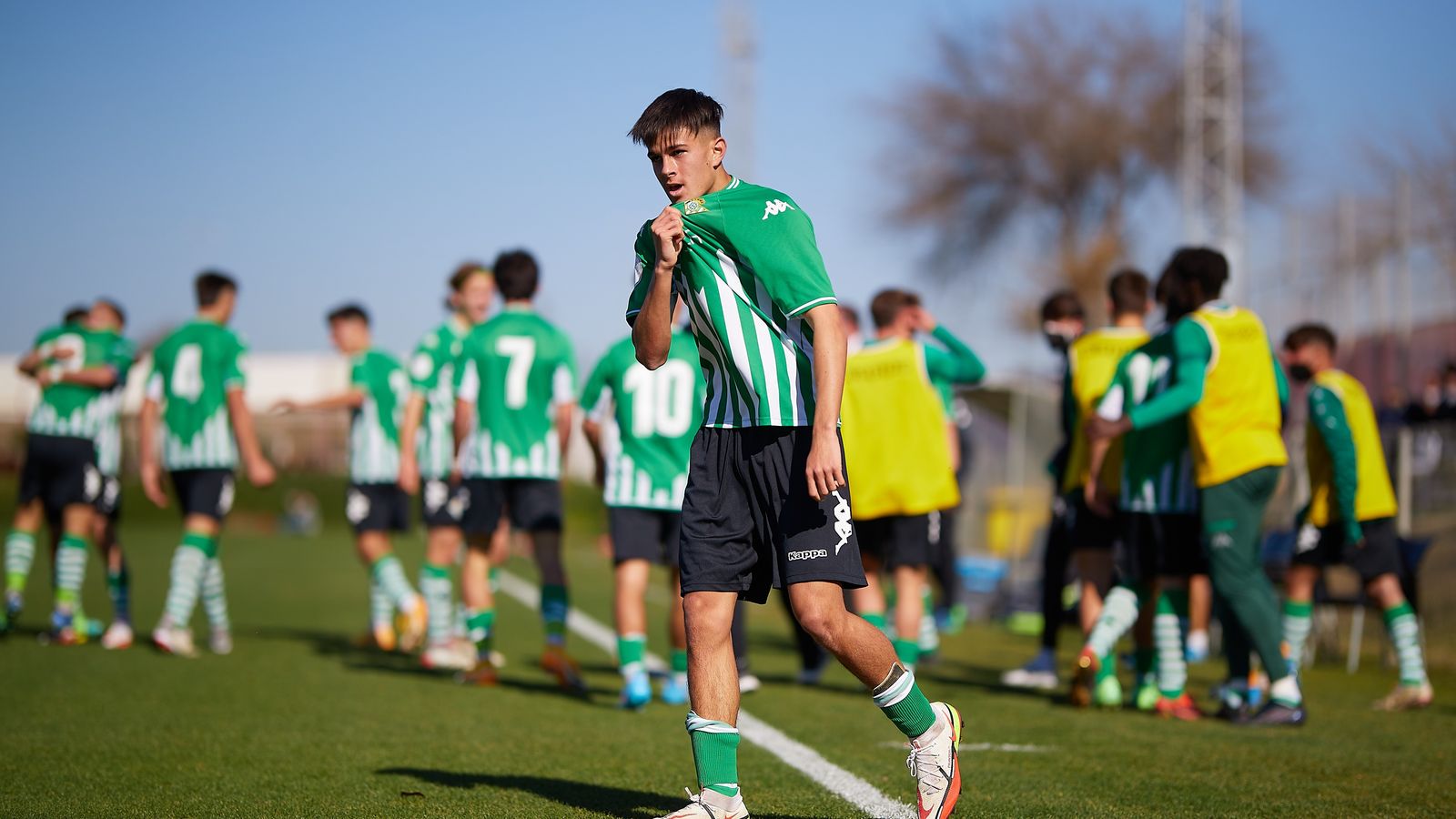 Los jugadores béticos festejan el gol de Dani Pérez conseguido antes del descanso.