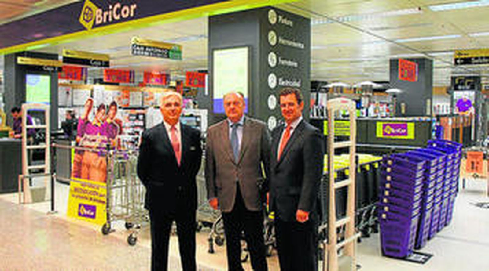 El director del centro comercial, el director regional y el de la nueva tienda, ayer.
