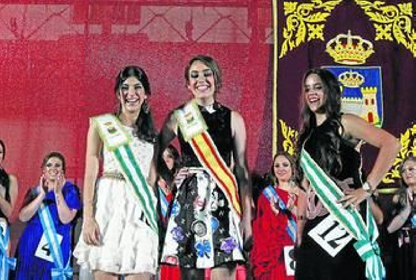 Paula Martínez, reina de la Feria, entre la primera dama, Macarena Martín (izquierda) y Paula Granados.