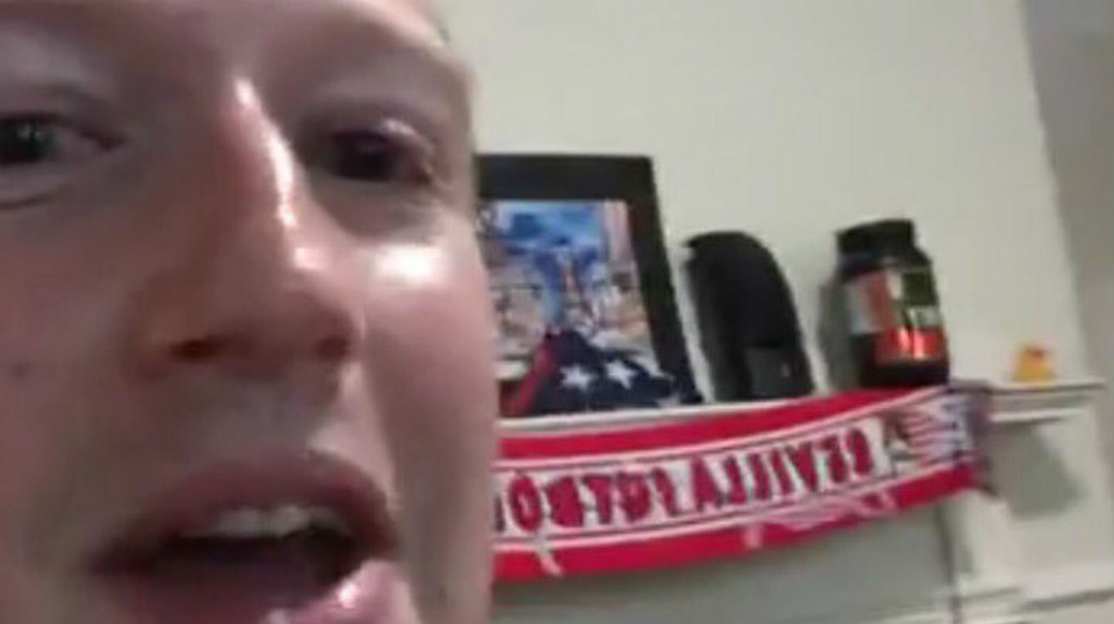 Uno de los momentos del vídeo en el que aparece la bufanda del Sevilla FC.