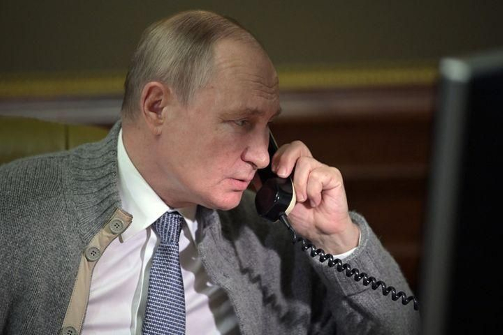 Vladimir Putin hablando por teléfono