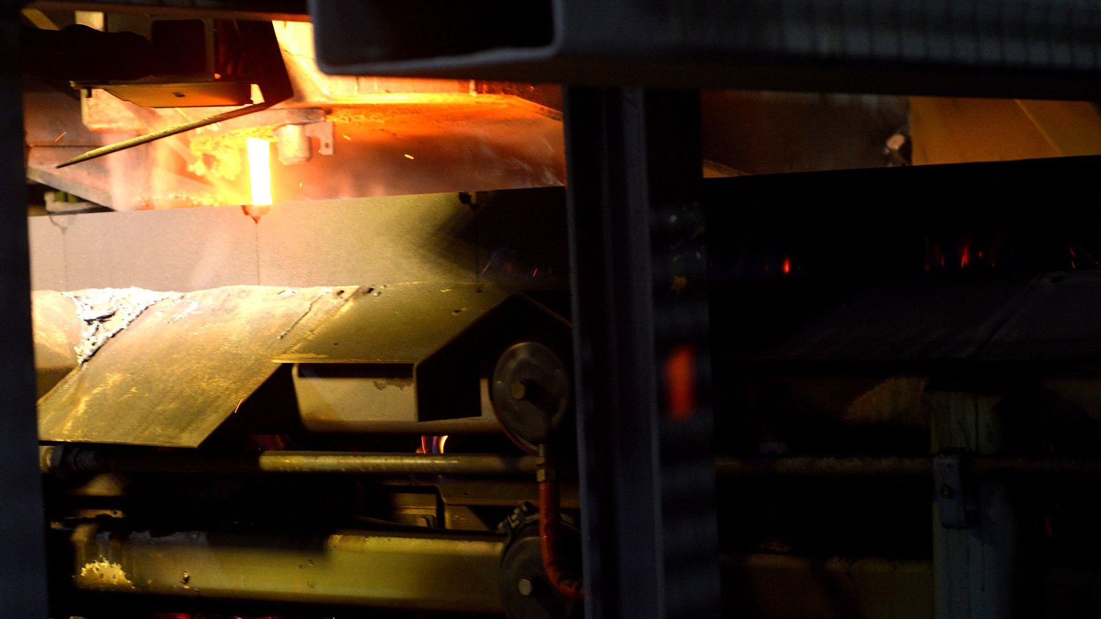 El hierro se introduce en los moldes para conseguir la forma de las piezas. Son de arena que, más tarde, se reciclará para la producción de nuevos moldes.