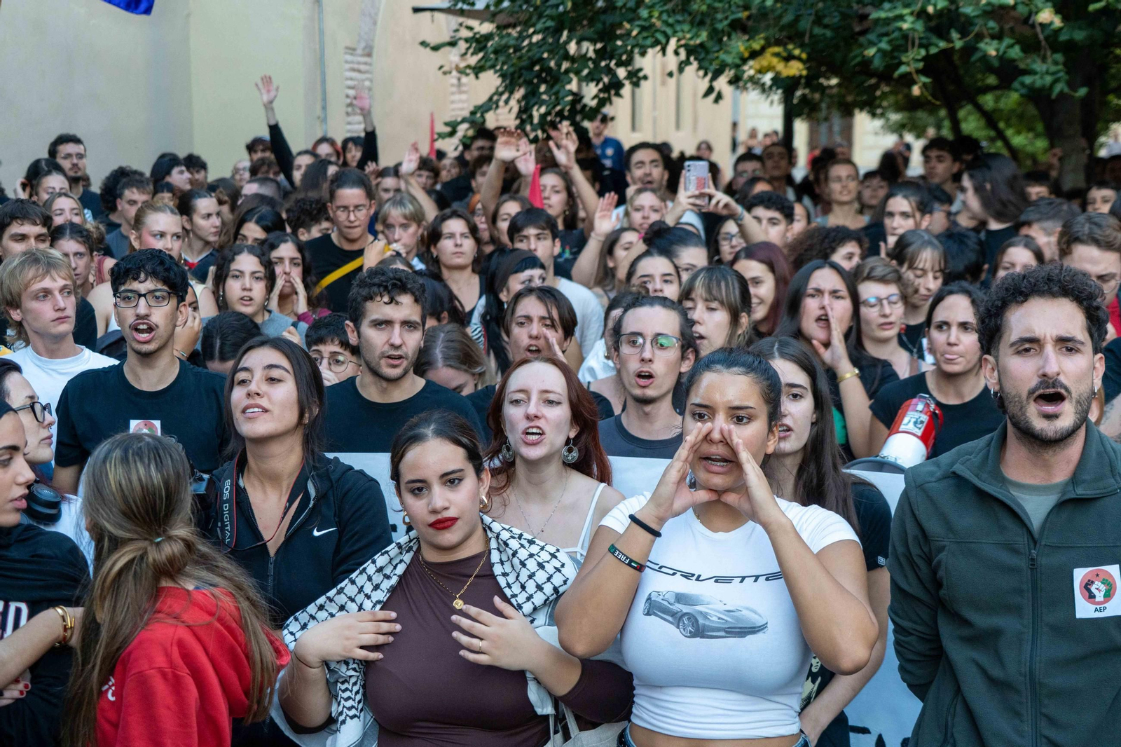 Fotos: Tensión en la Plaza de Derecho de Granada ante la presencia de Vito Quiles