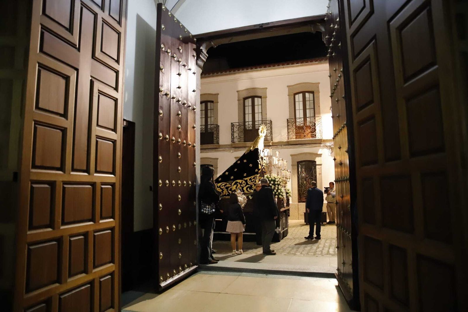 Viernes santo en Villanueva de Córdoba: la procesión de la Soledad en imágenes