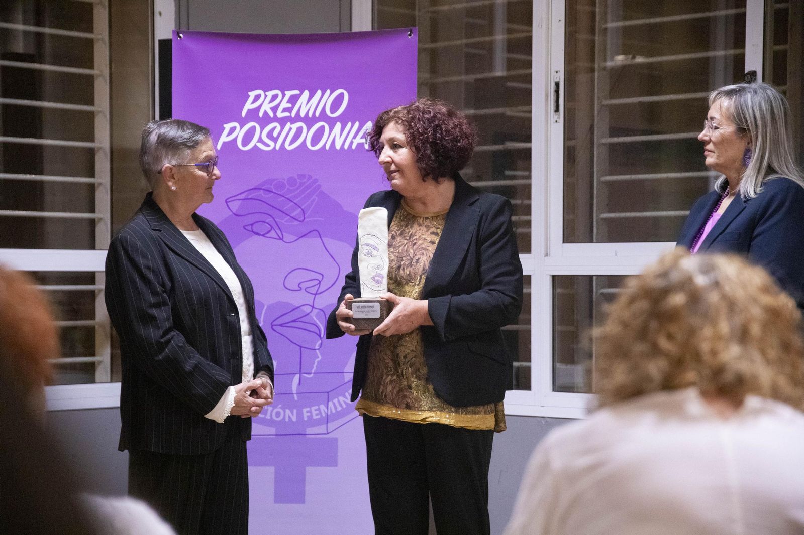 La Plataforma de Acción Feminista en Almería rinde homenaje a las mujeres de la Desbandá con su II Premio ‘Posidonia’ a Loli Sierra, vicepresidenta de la Asociación Memorialista de la Desbandá, en imágenes