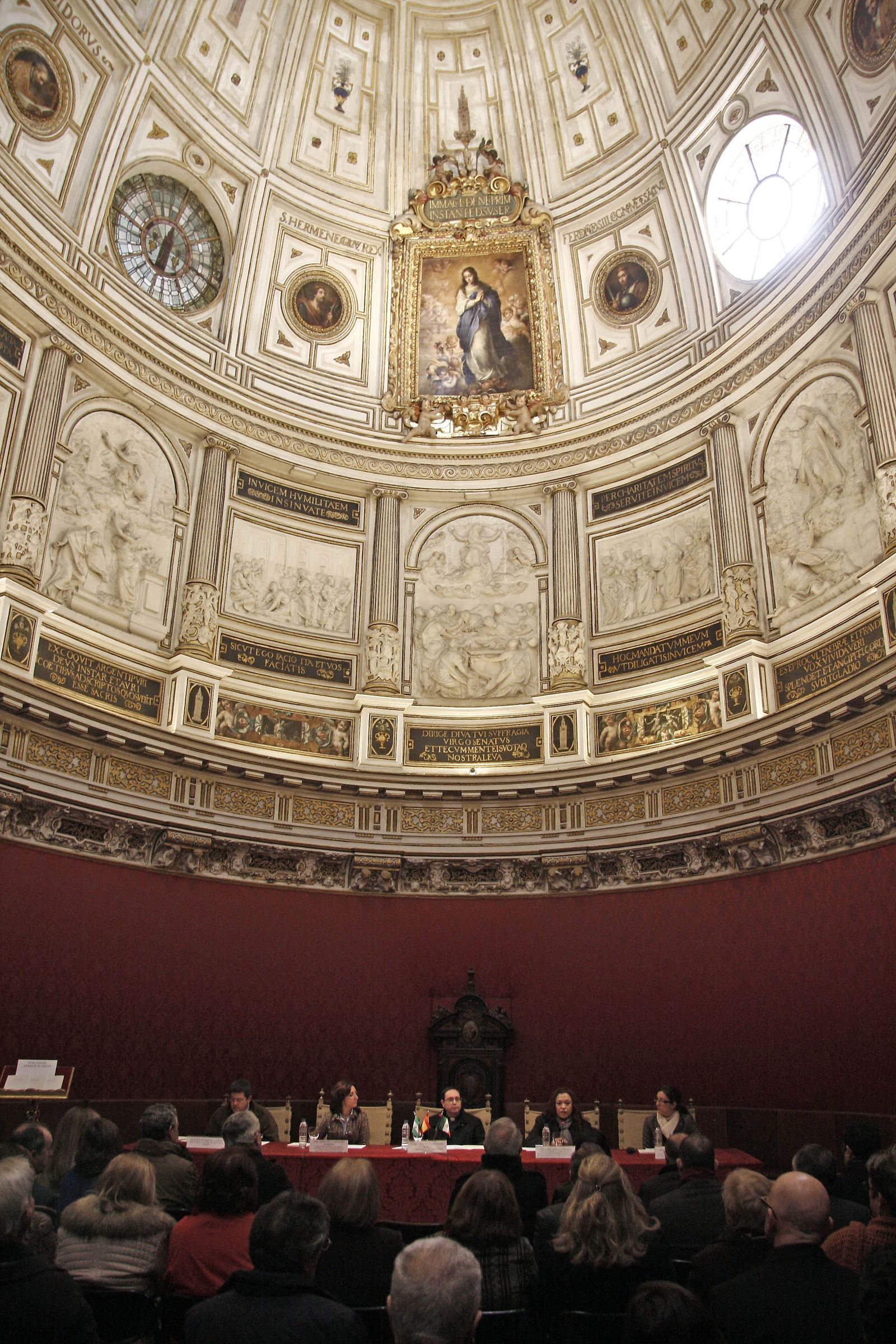 La Sala Capitular que preside una Inmaculada de Murillo.