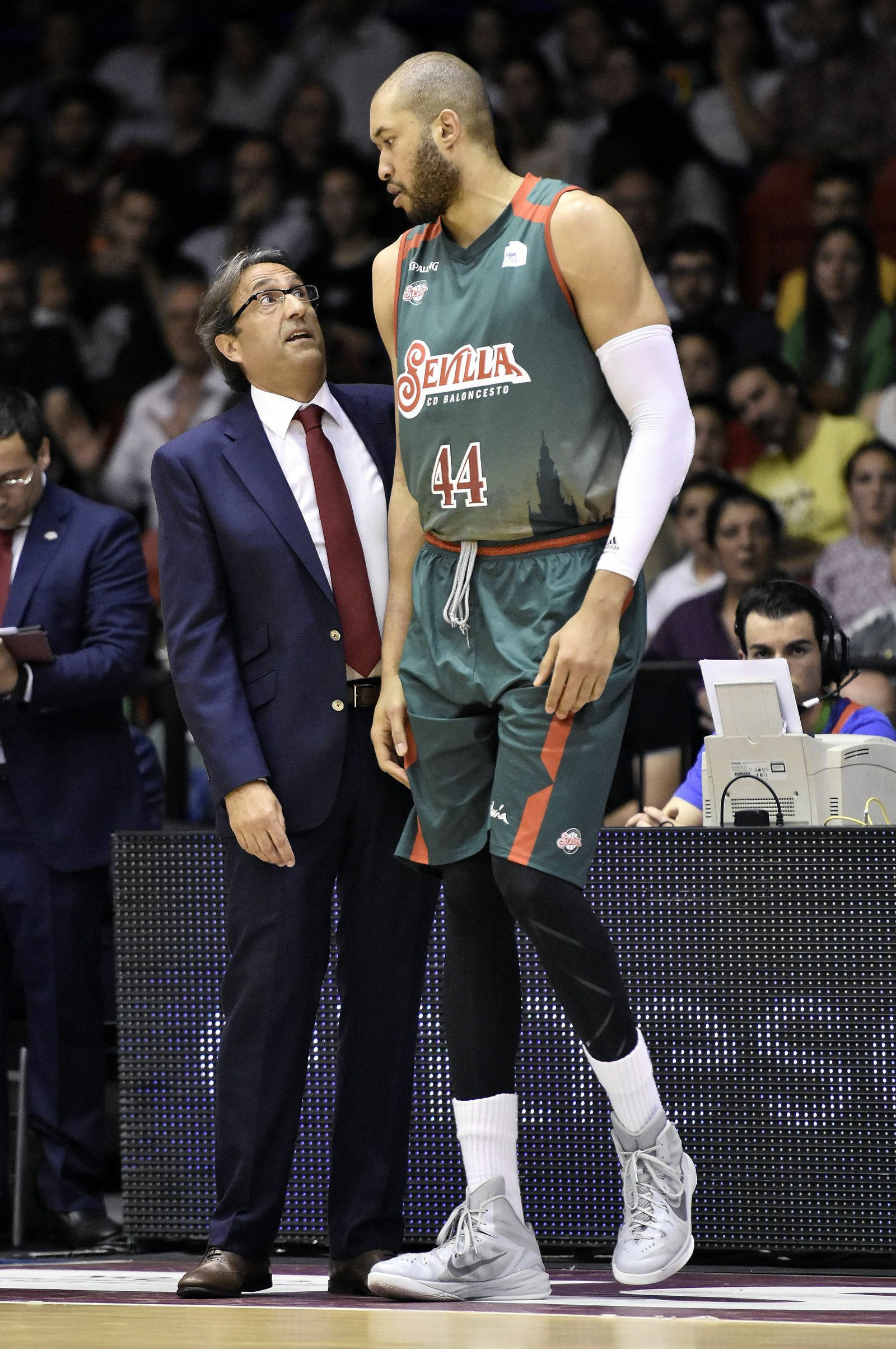 Luis Casimiro, entrenador del CB Sevilla en la temporada 2015-16, dialoga con Jerome Jordan durante un partido.
