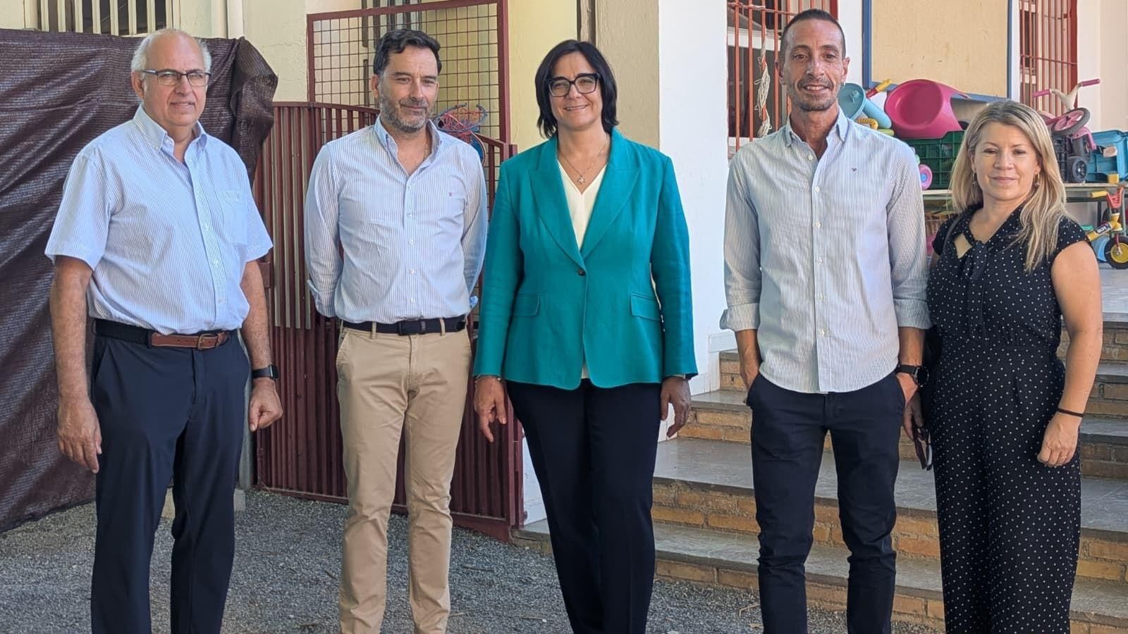 La delegada María José Martín visita las obras de eliminación de barreras arquitectónicas en el CEIP María Zambrano de Granada