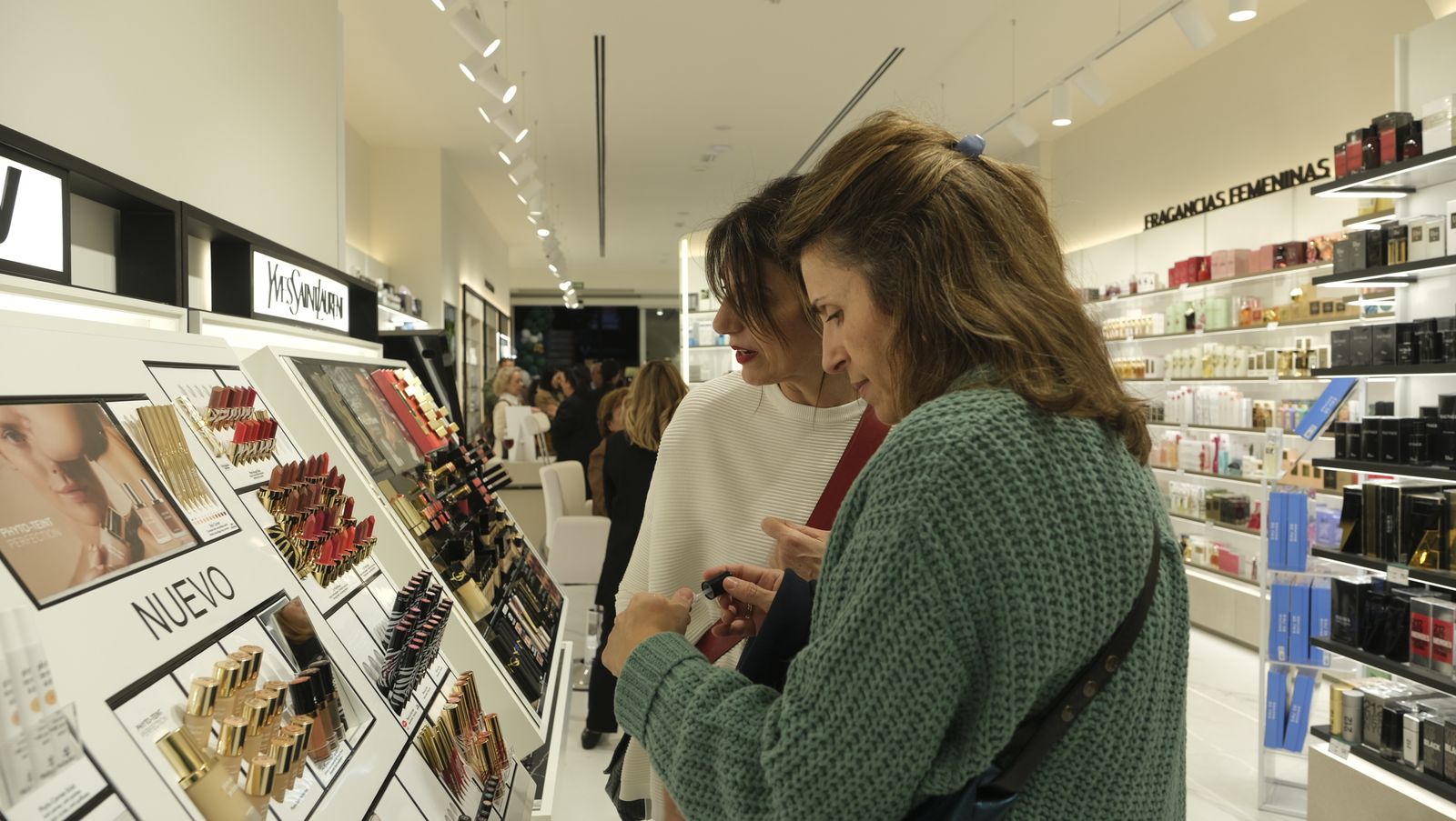 Perfumería Júlia abre de nuevo sus puertas, en Almería