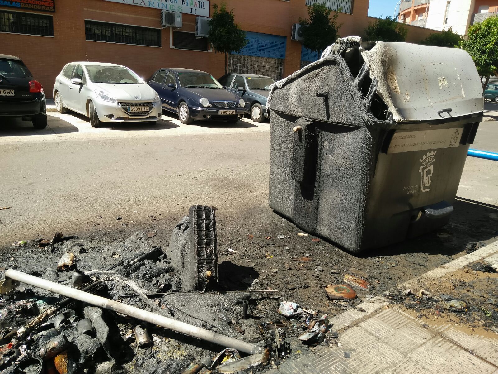 Imagen de archivo de un contenedor incendiado.