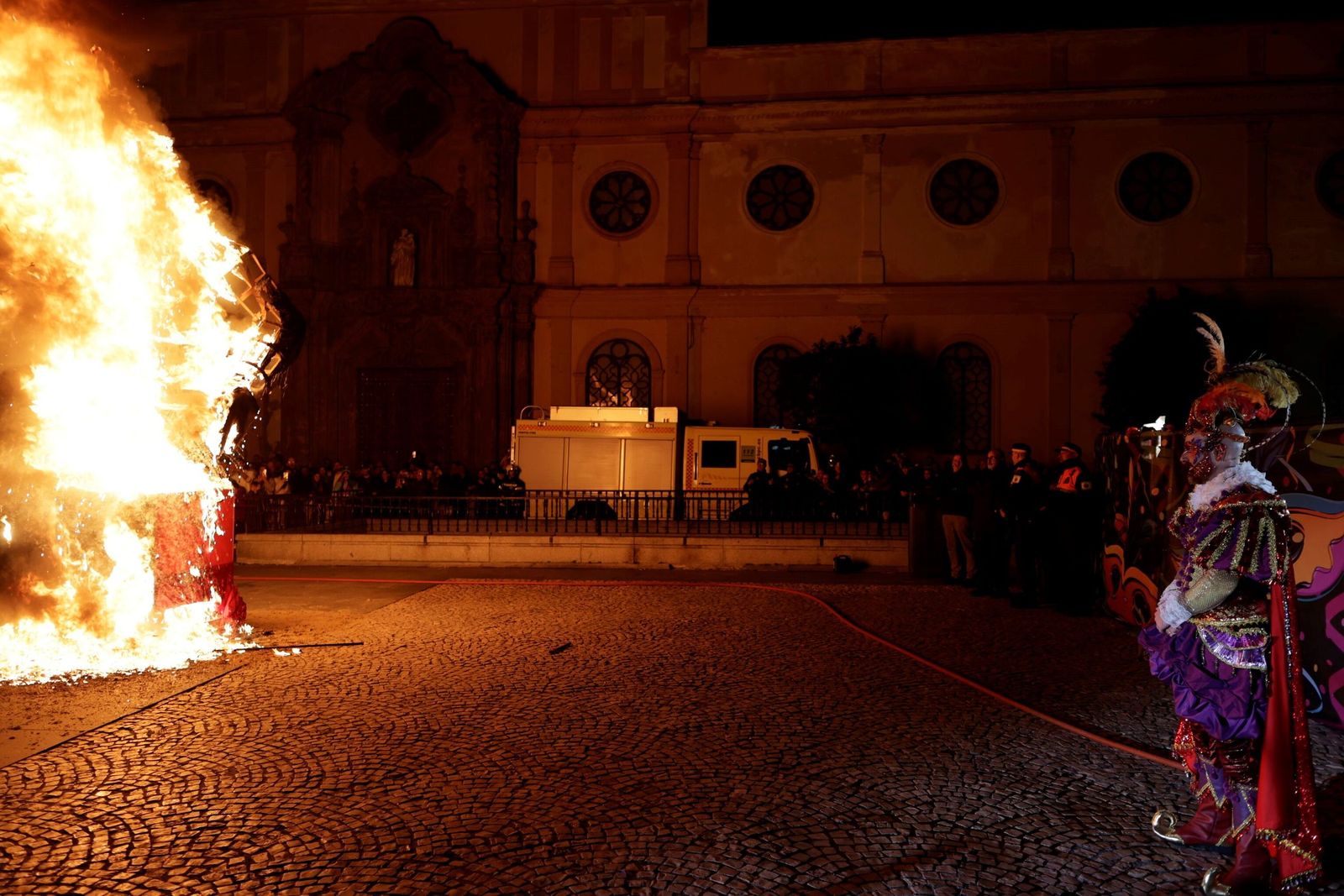 El Gran Momo arde ante la mirada de Luis Rivero.