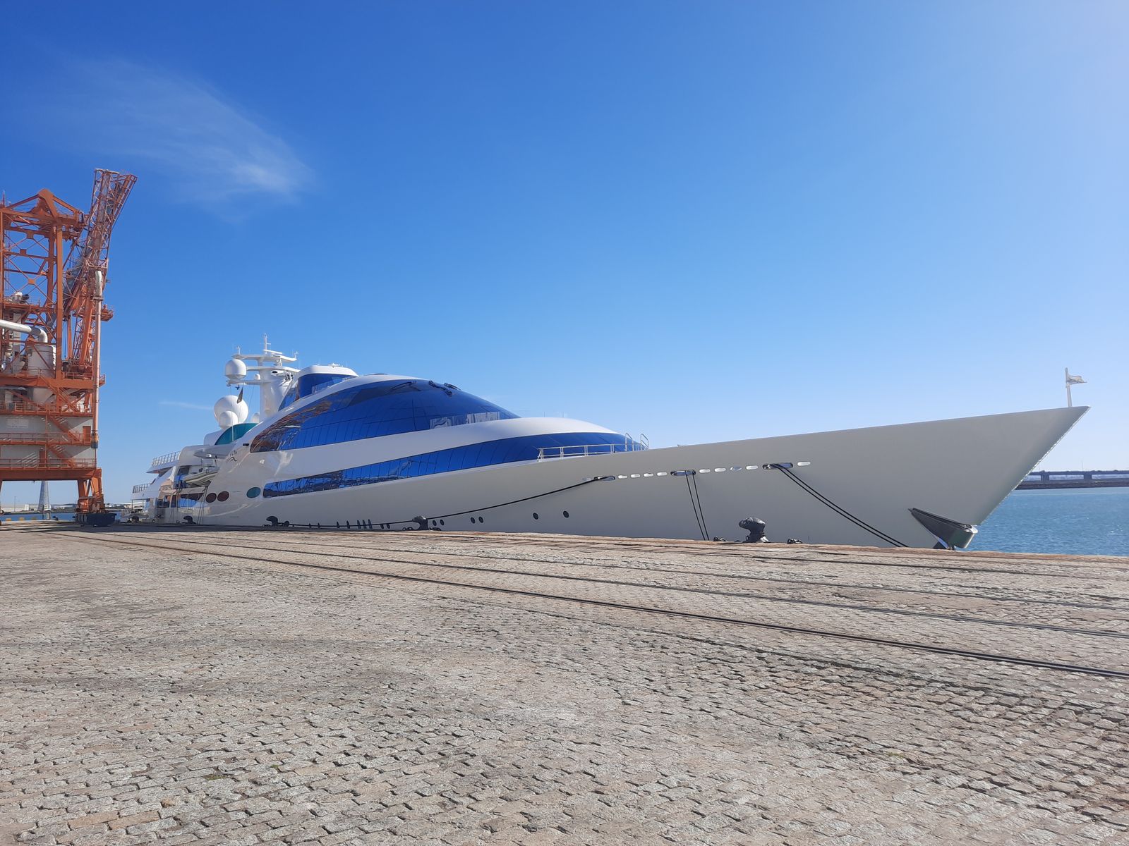 El megayate Yas, este viernes, en la Zona Franca de Cádiz.