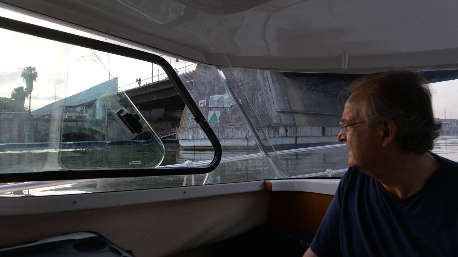 El patrón observa los nuevos pantalanes construidos por la Autoridad Portuaria bajo el Puente de las Delicias.