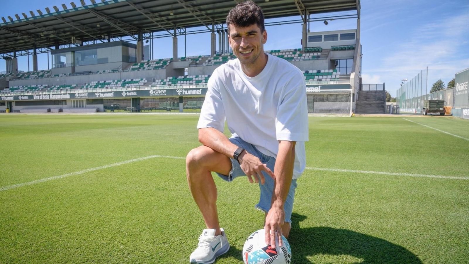 Marc Roca posando en el césped de la ciudad deportiva Luis del Sol