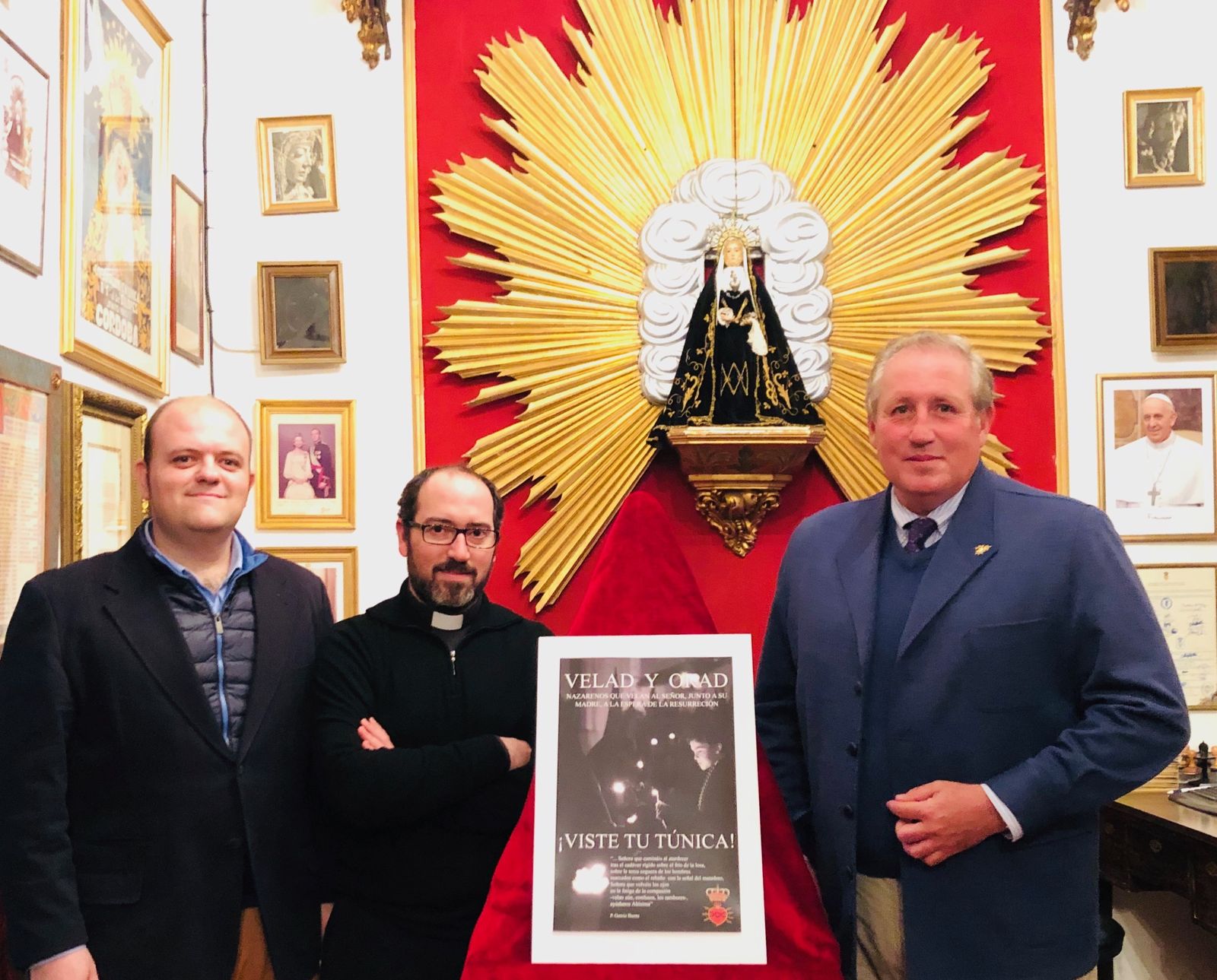 Presentación del cartel en la sala capitular de la hermandad de los Dolores.