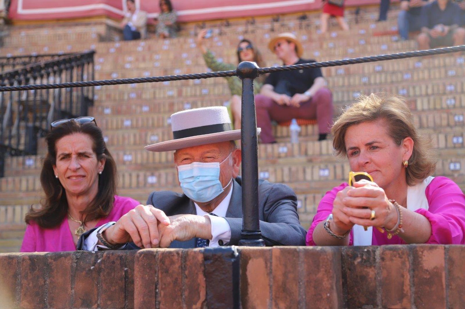 Las imágenes de los famosos y las autoridades en la corrida del sábado de Feria