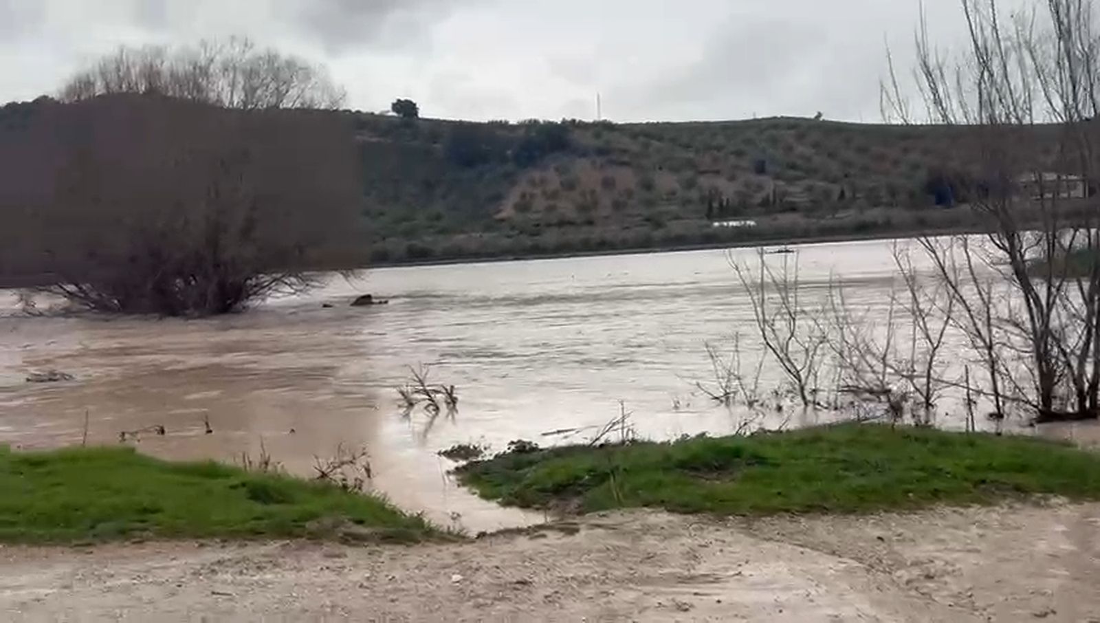 Vídeo: El río de Iznalloz ya inunda la vega y temen que siga creciendo