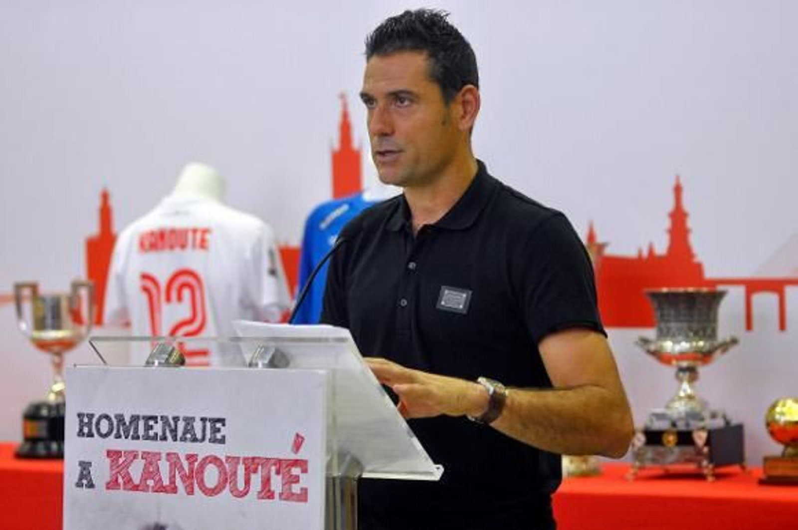 Palop pide a la afición que "ahora toca estar con Kanoute"