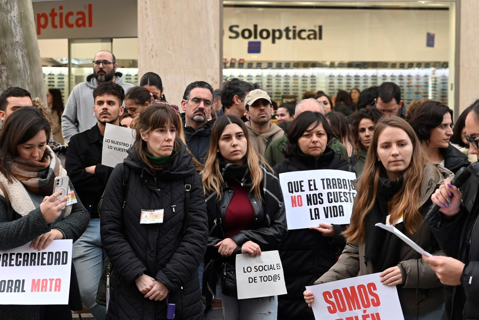 La concentración en Córdoba por la educadora social asesinada en Badajoz, en imágenes