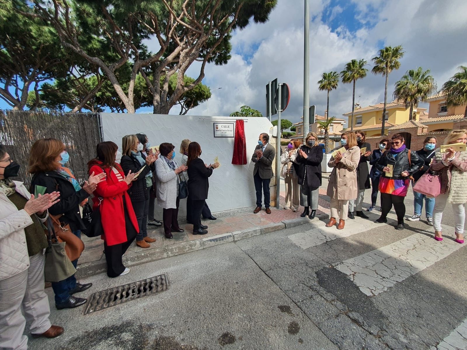 Representantes de diferentes colectivos y miembros de la corporación local en la urbanización Pinar de Don Jesús.
