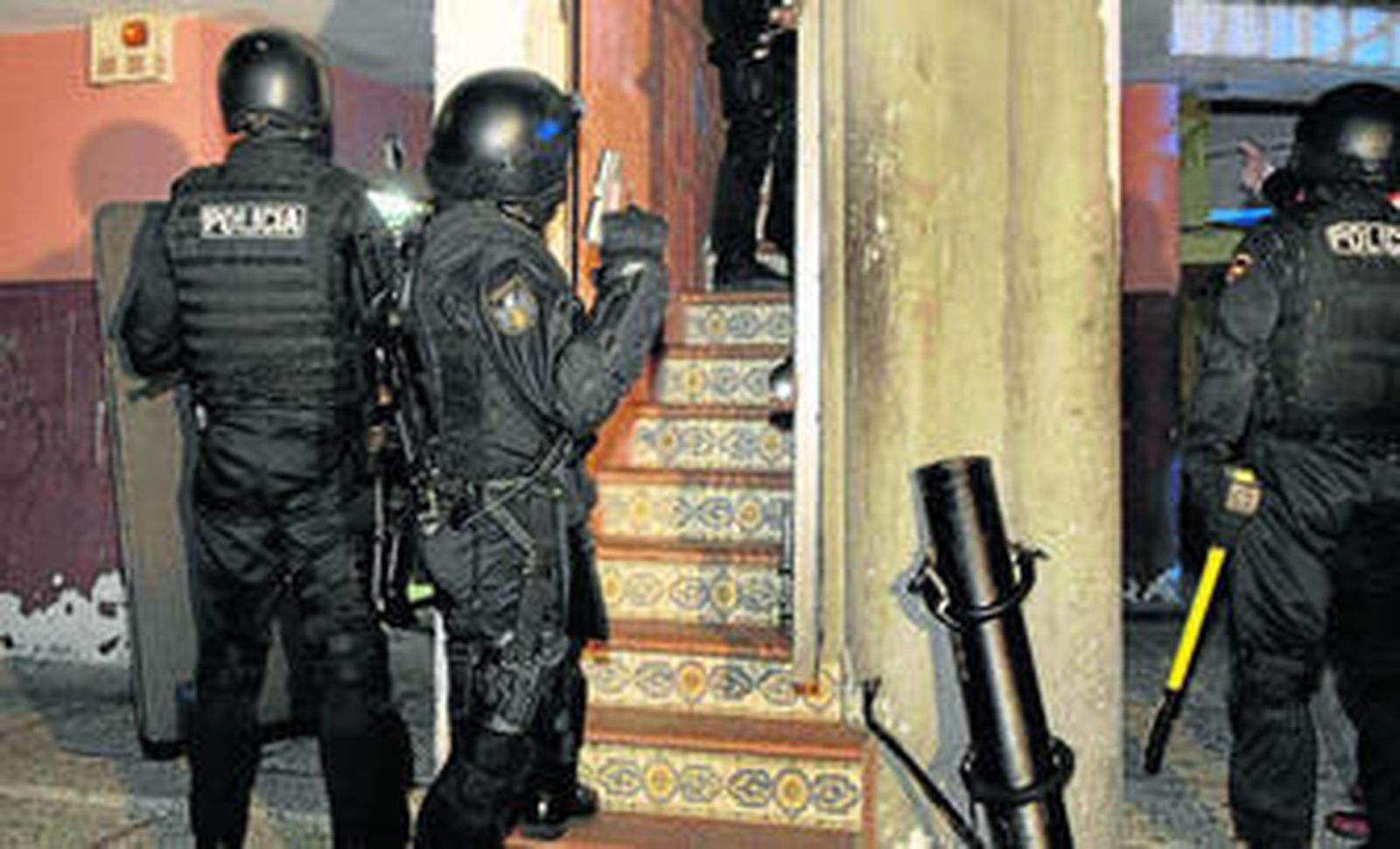 Agentes de la Policía Nacional durante una redada en Sanlúcar, desde donde llega la mayoría de la droga dura a Cádiz.