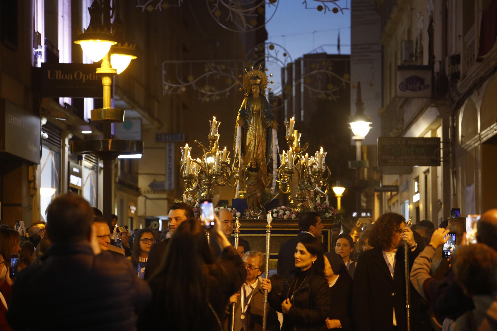 La procesión de la Virgen Milagrosa de Córdoba, en imágenes