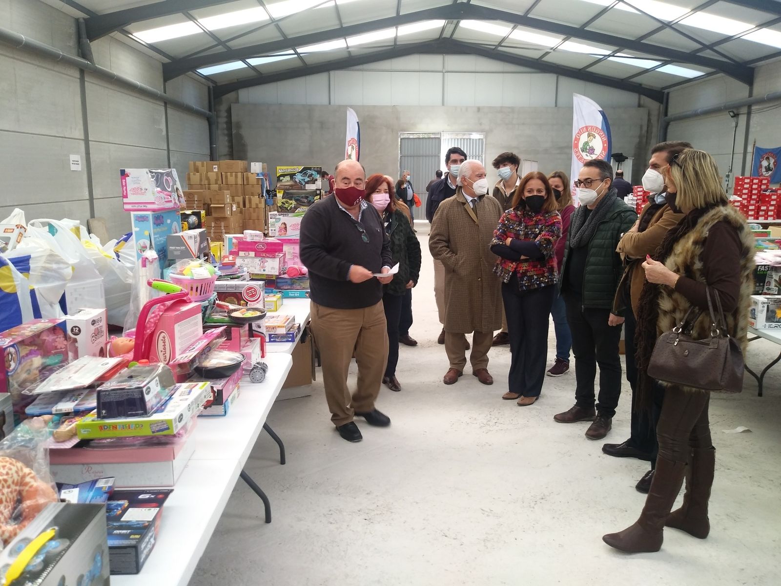 Acto celebrado durante las pasadas navidades en la nave donde se empaquetaban los regalos de la Campaña de Reyes.