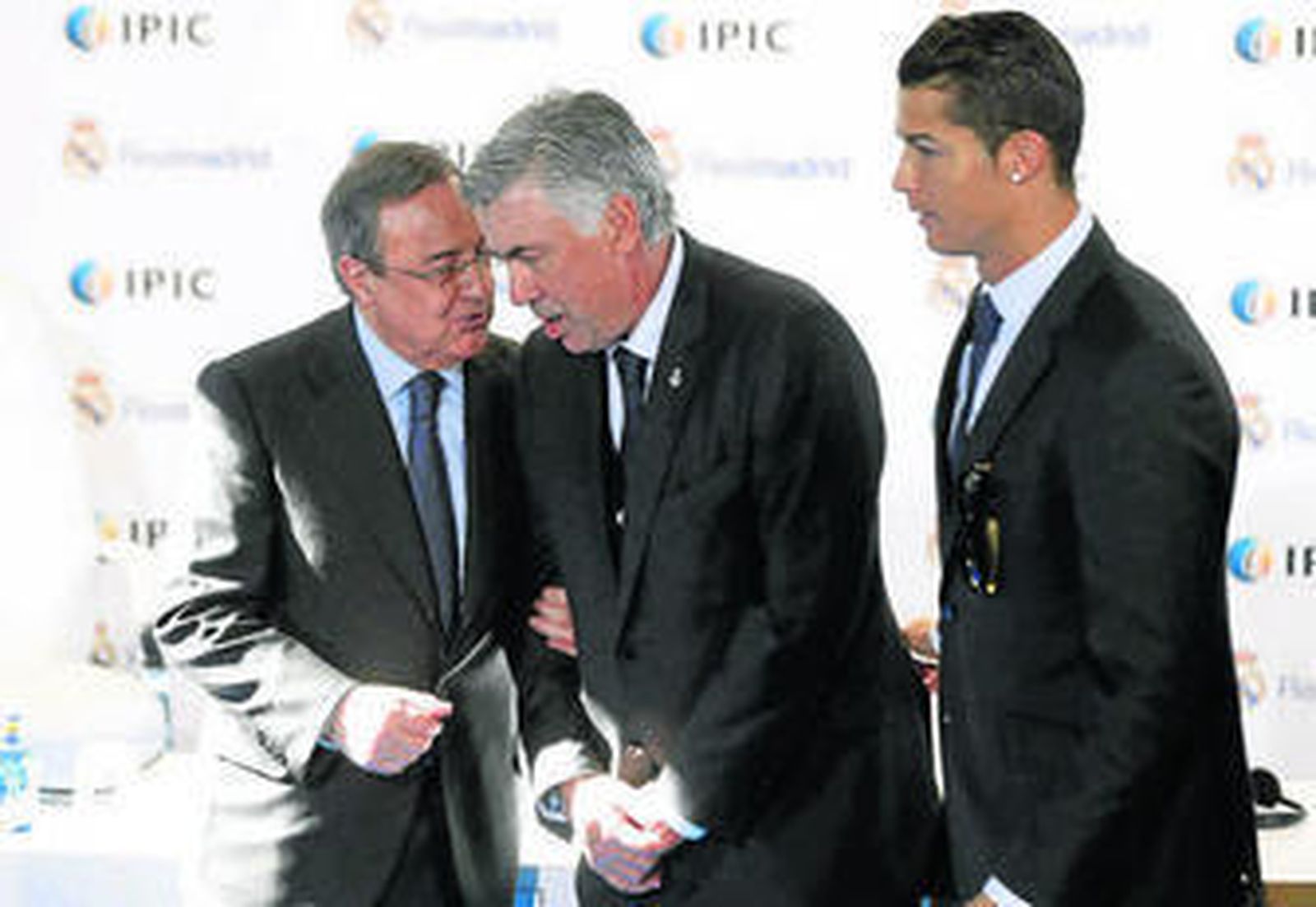 Florentino Pérez, Carlo Ancelotti y Cristiano Ronaldo, ayer en la firma de un acto de patrocinio.